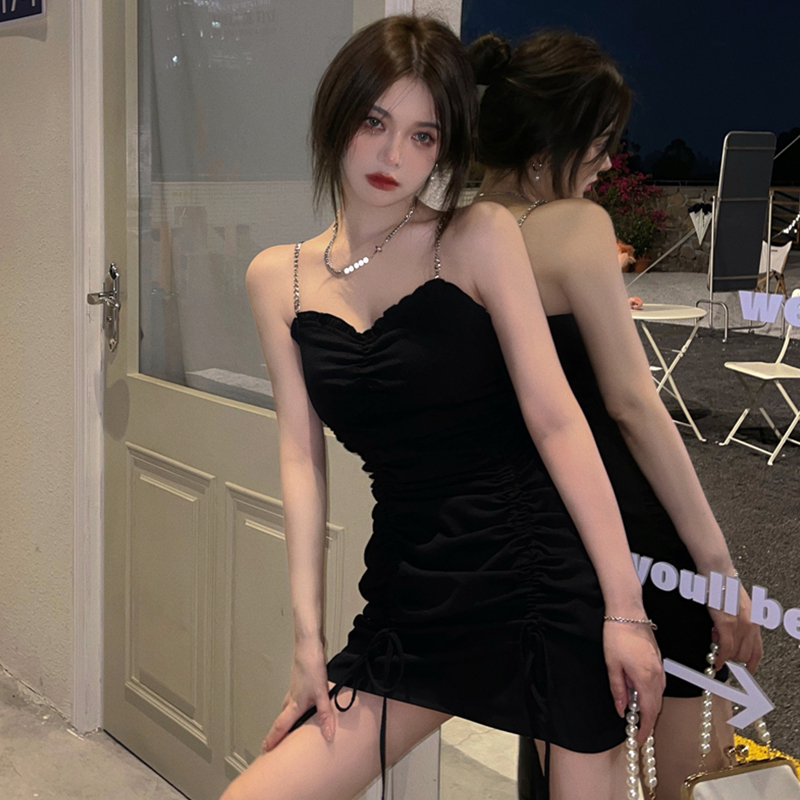 褶皺復古小眾包臂短裙女夏季赫本風設計感吊帶辣妹連衣裙