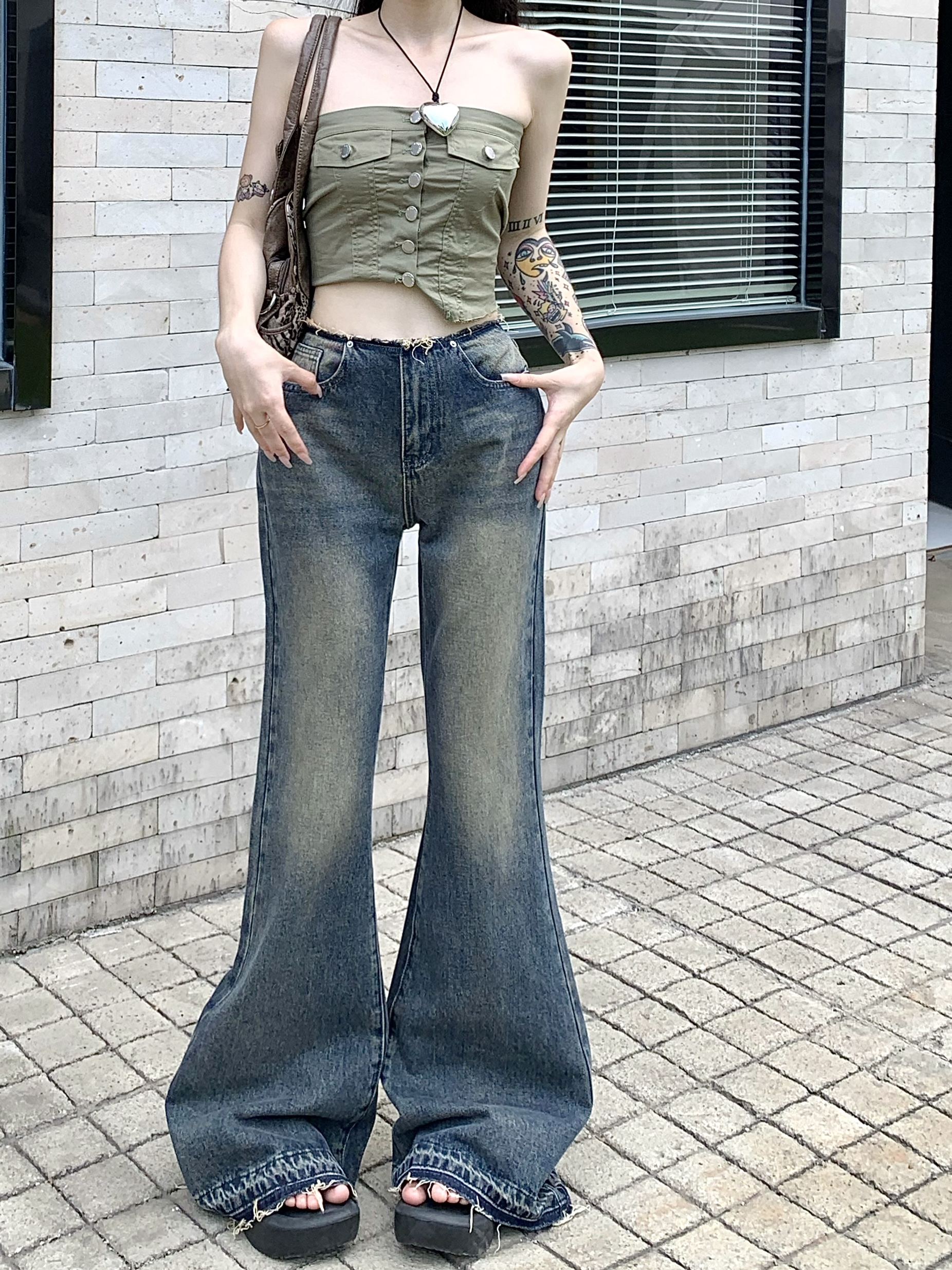 Real shot of American retro raw edge wide-leg bootcut jeans