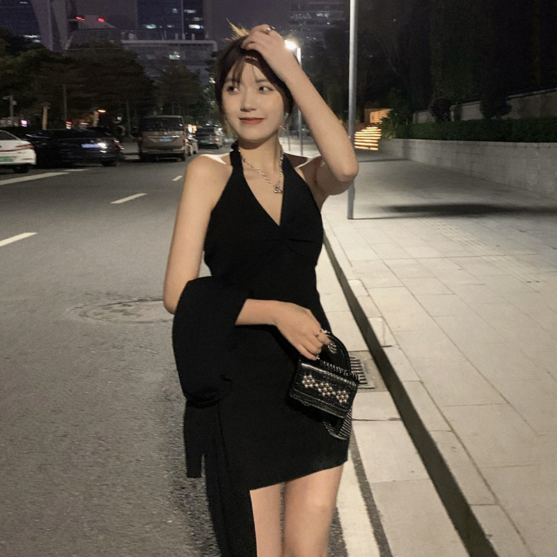 Halterneck dress women's spring and summer Korean version 2024 new sexy hot girl design slim and slim little black dress