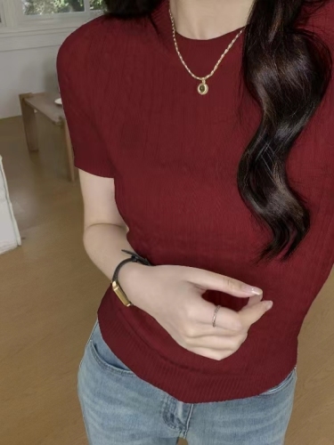 Real shot of retro slim-fit pitted knitted bottoming shirt for women in early spring sweater with waist-cinching chic short top