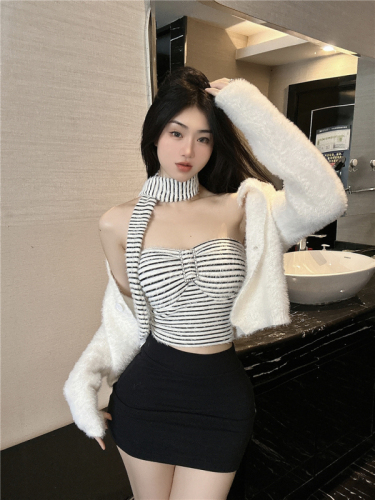 Real shot of striped halterneck tube top for women in autumn and winter with soft and furry vest