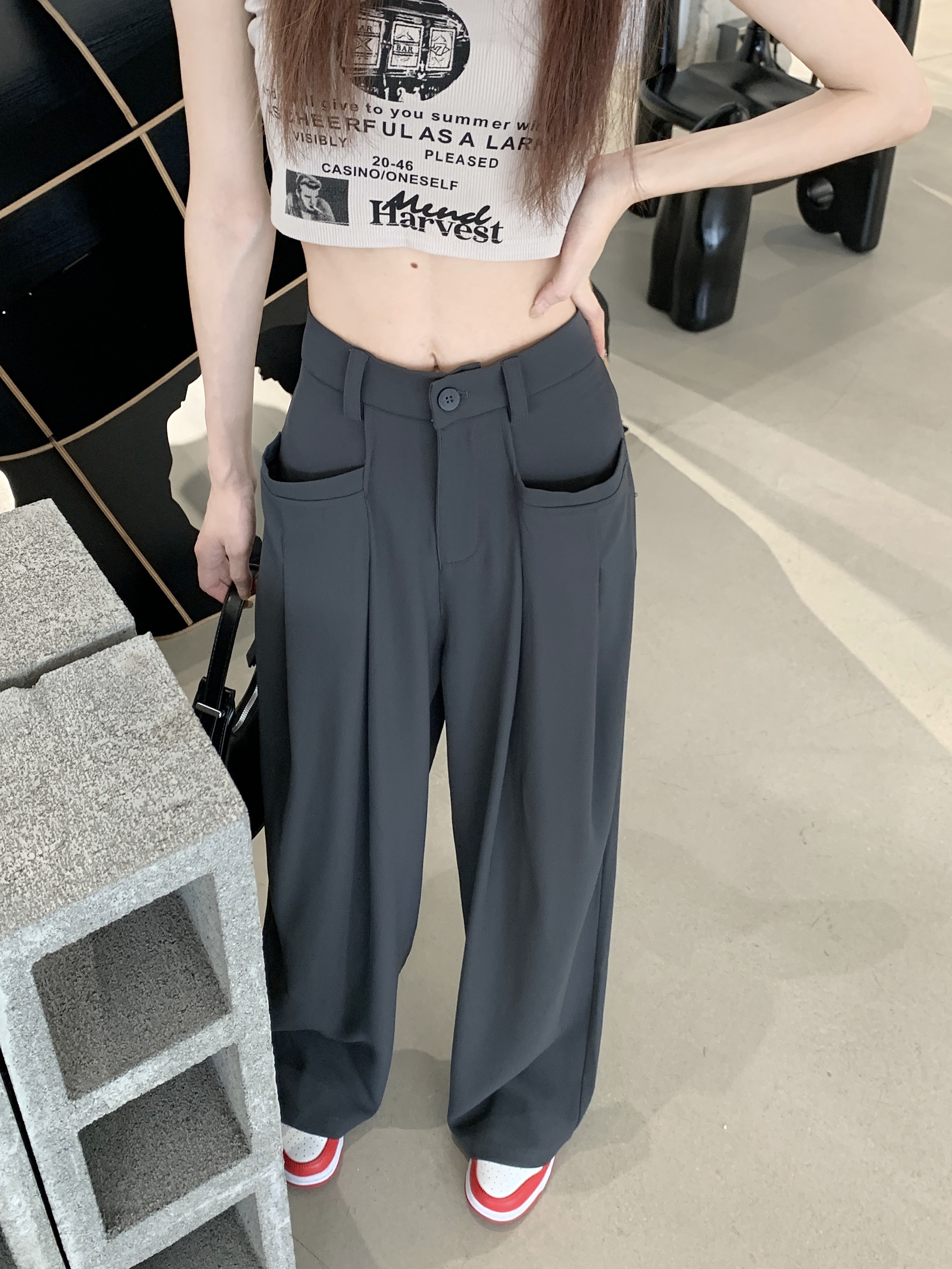 Actual shot of slim mission suit pants for women in autumn, niche thin wide-leg pants and floor-length trousers