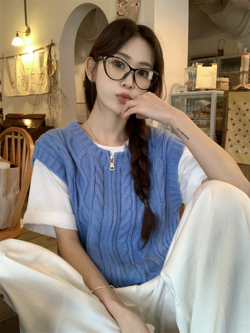 Actual shot of blue twist double-ended zipper round neck sleeveless layered knitted vest cardigan