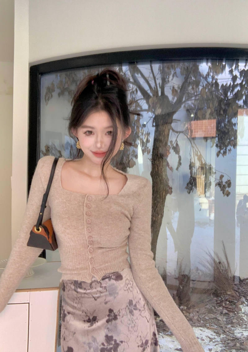 Actual shot of button-down waist slimming sweater + French retro floral high-waisted high-end velvet skirt