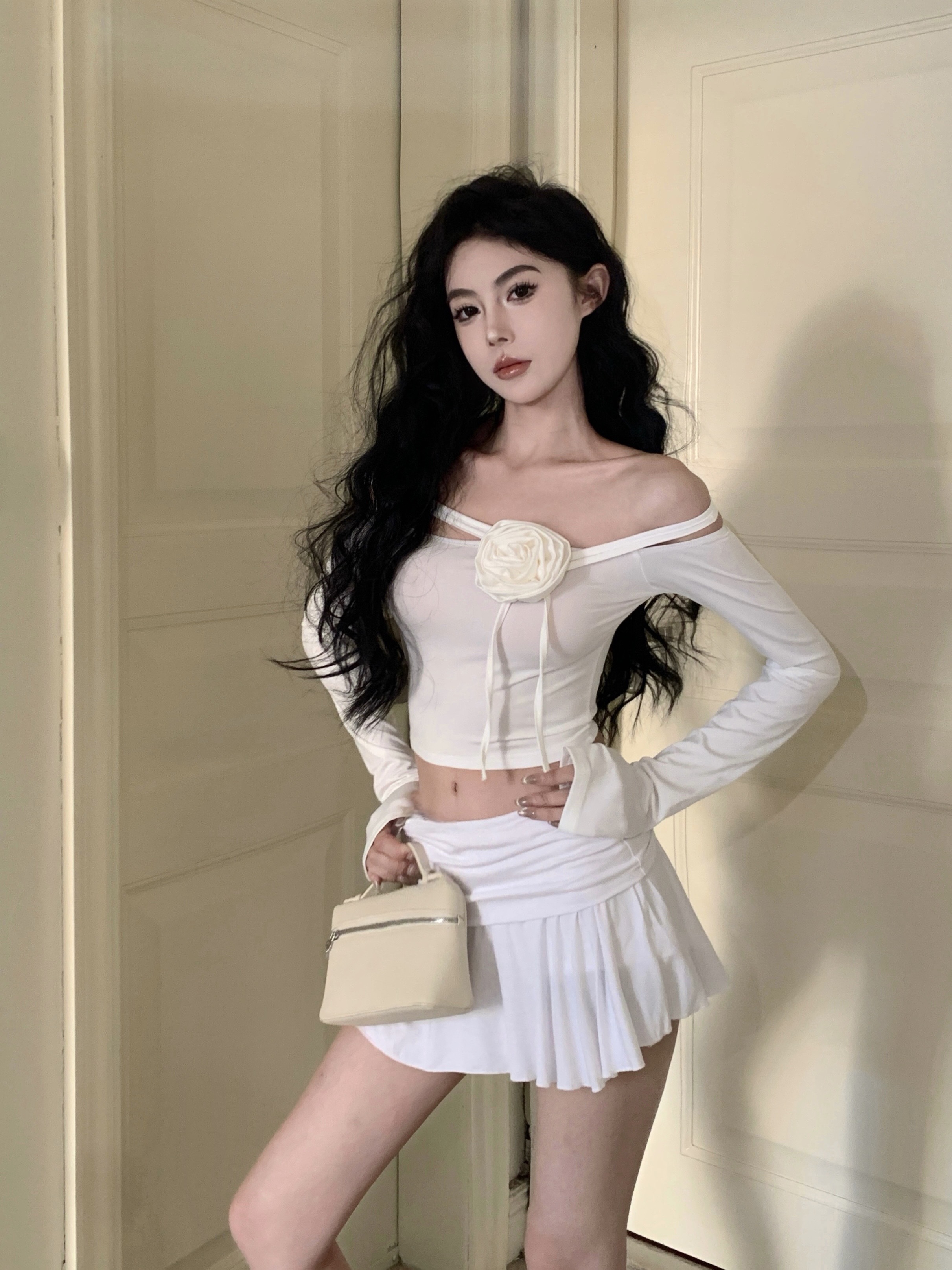 Real shot of off-shoulder top with one-shoulder floral strap design, high waist and slimming skirt.