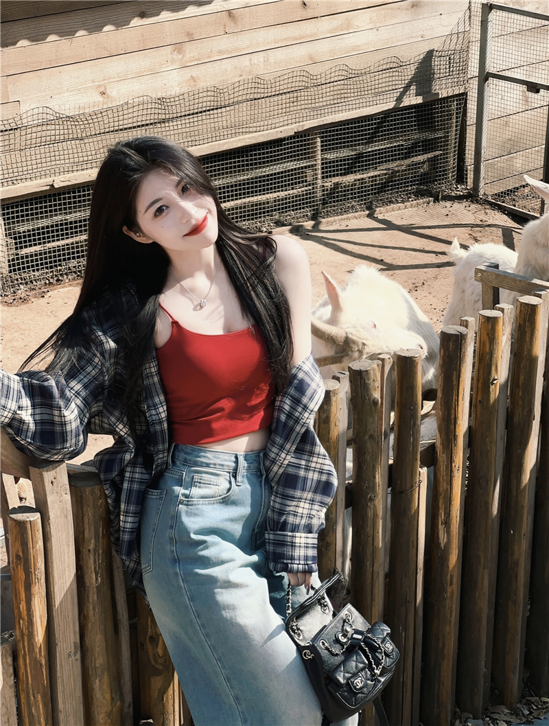 Real shot of pure lust suspender, beautiful back, hot girl wearing bottoming shirt + plaid long-sleeved shirt, cardigan top