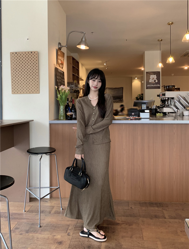 Actual shot of new spring fashion design V-neck textured shirt top high-waisted slimming skirt two-piece set
