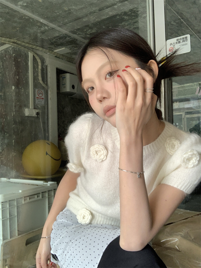 Real shot French sweet three-dimensional hook pattern round neck short-sleeved knitted spring and summer slimming Korean style top for pure lust hotties