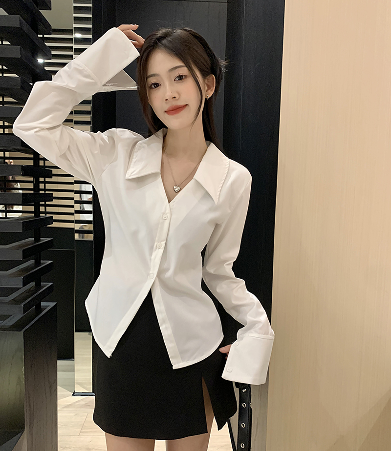 Actual shot of white polo collar slim long-sleeved shirt