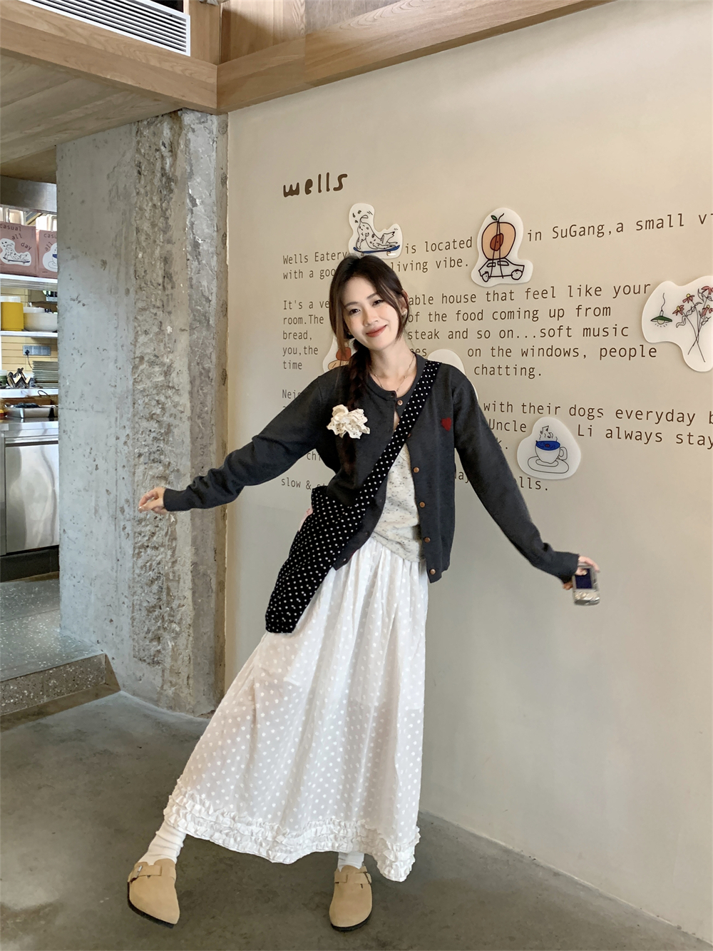 Real shot of French lace V-neck camisole, gentle style, white fungus-trimmed princess skirt three-piece set