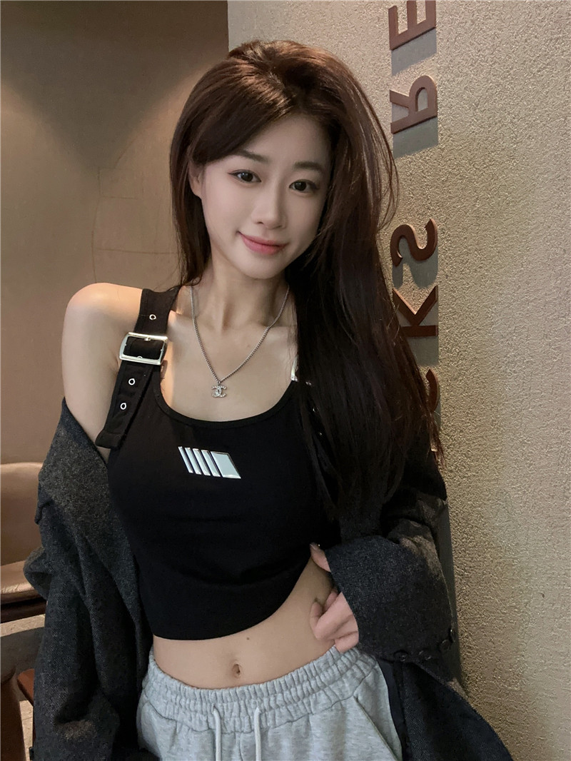 實拍~2024新款甜酷辣妹背心設計感修身帶胸墊美背小吊帶上衣