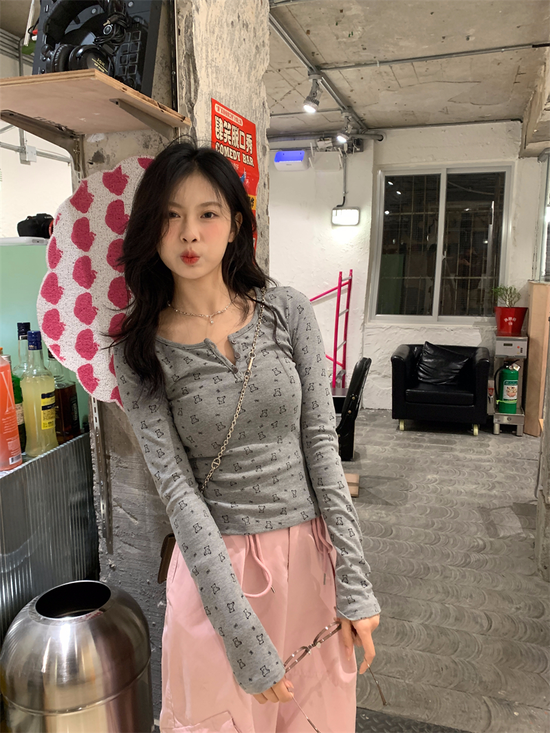 Actual shot ~ Bear printed T-shirt, cute, slim and warm, half open collar, long-sleeved bottoming shirt