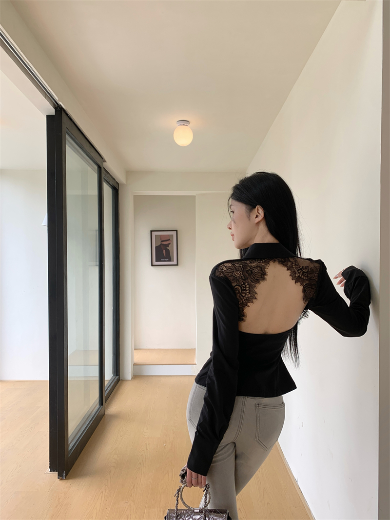 Real shot of black and white back spliced ​​lace shirt spring V-neck design sexy inner top