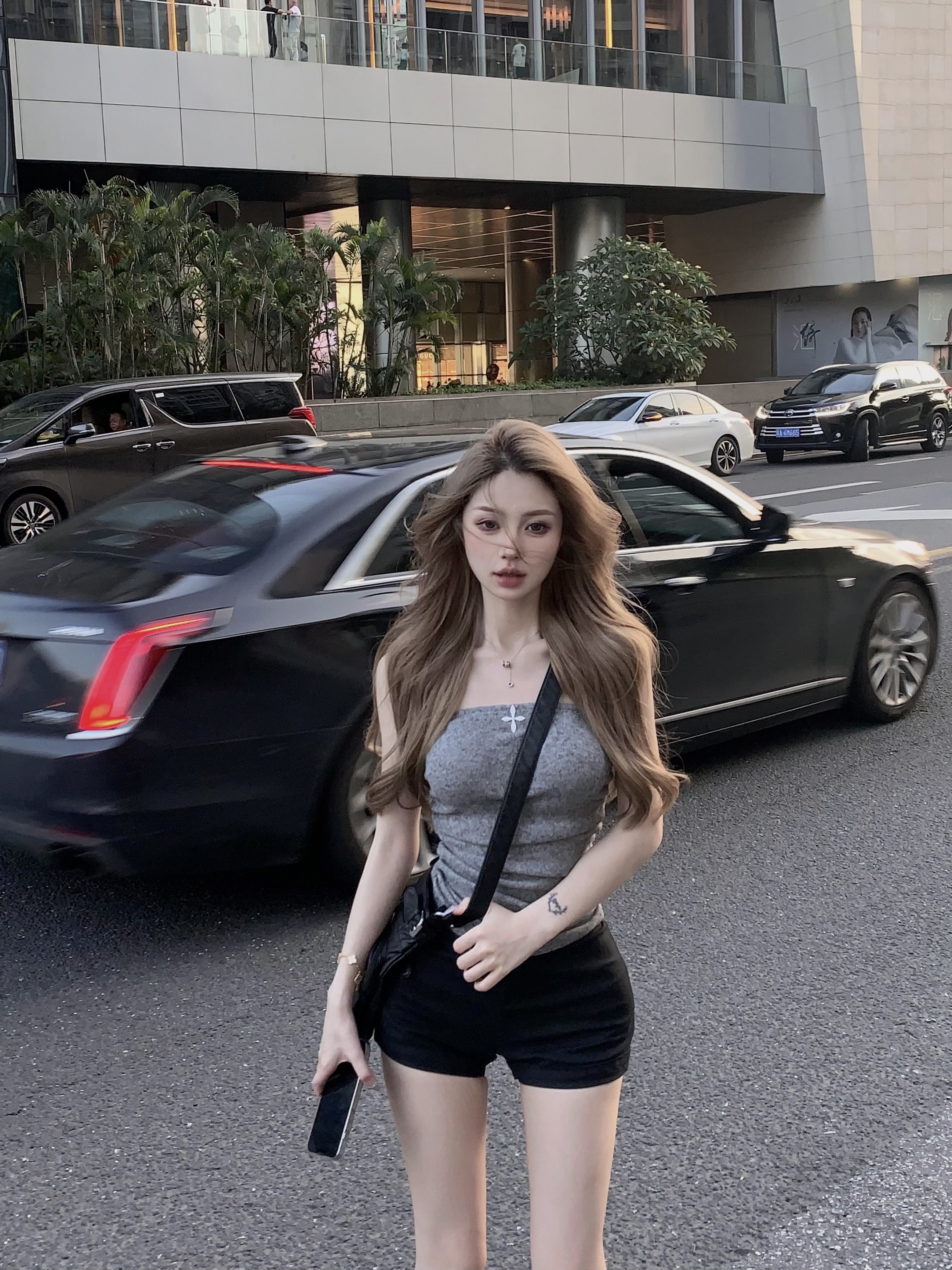 Real shots of California streets, lazy plush pleated waist texture, floral gray chest wrap + good fit shorts for women