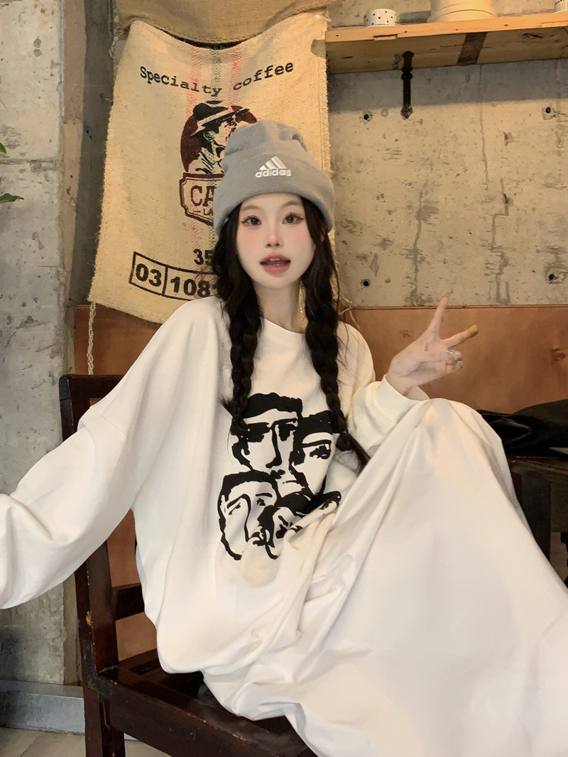 Real shot of retro versatile loose-fitting sweatshirt + elastic waist skirt suit