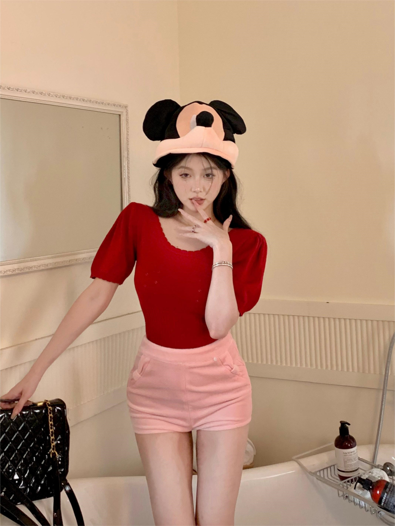 Actual shot of thin wool slim-fitting hollow short-sleeved knitted top + velvet high-waisted shorts that can be worn in all seasons