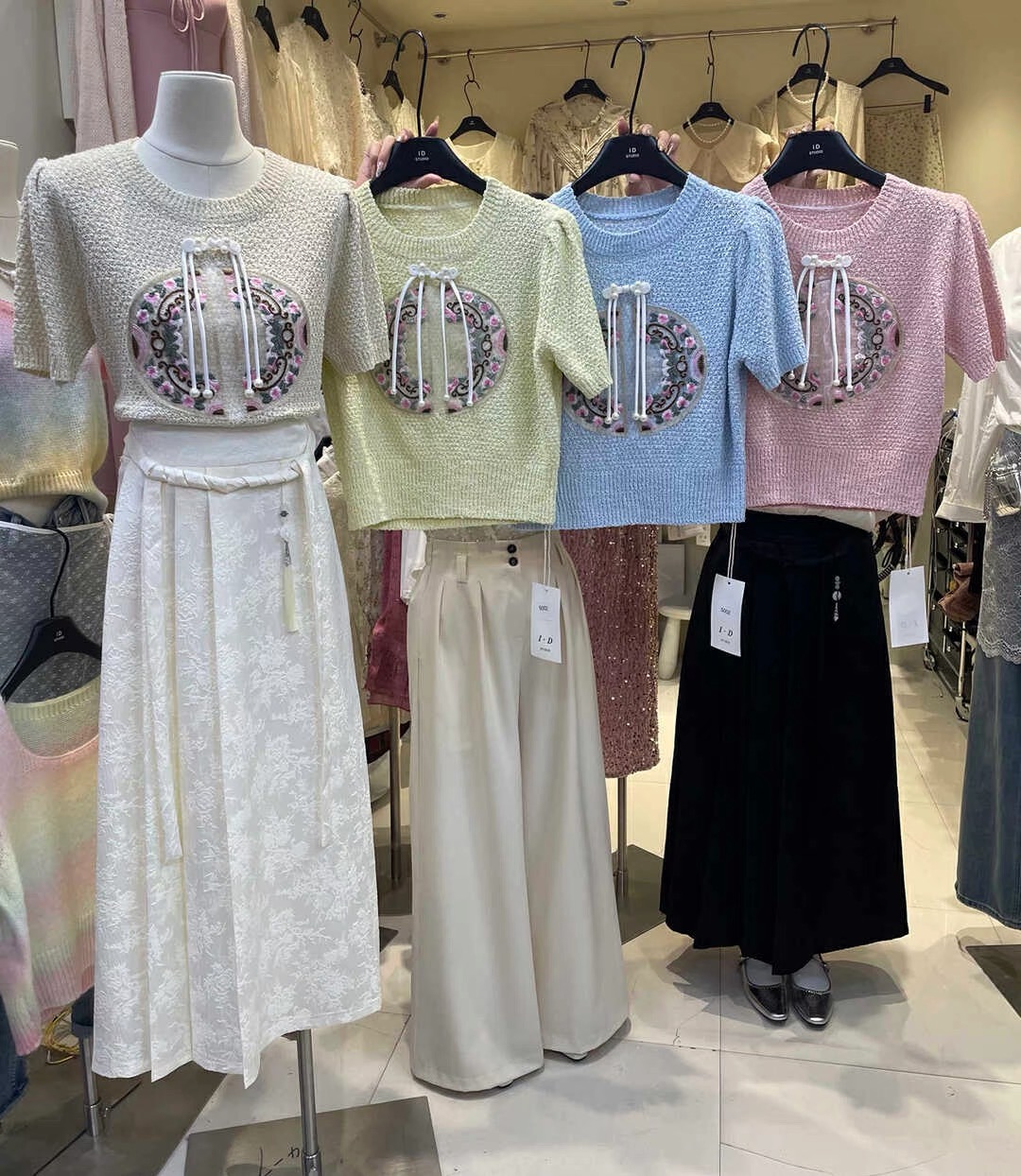 復古新中式盤扣碎花刺繡圓領短袖針織衫女短款別致溫柔泡泡袖上衣