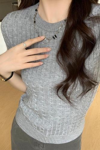 Real shot of retro slim-fit pitted knitted bottoming shirt for women in early spring sweater with waist-cinching chic short top
