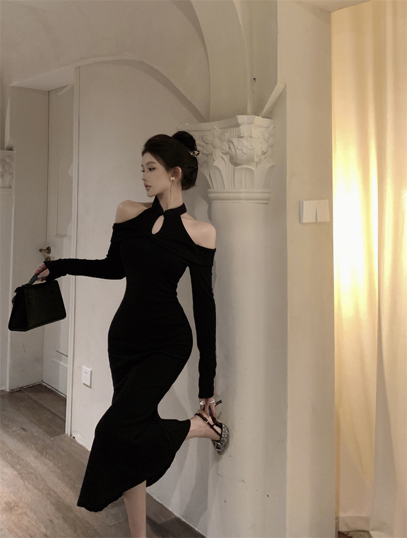 Actual shot of a new Chinese style ritualistic off-shoulder, hip and fishtail dress with a sense of design and niche temperament.