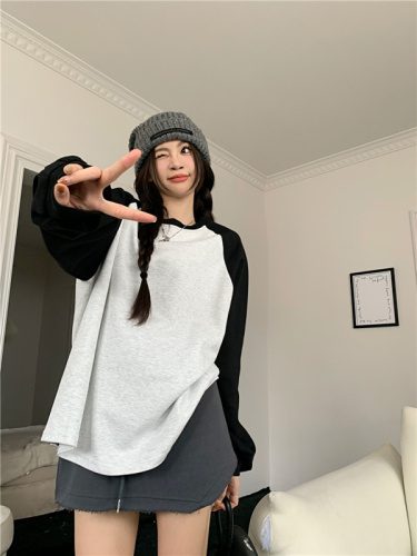 Real shot of retro raglan contrasting black and gray loose sweatshirt T-shirt for women to wear alone