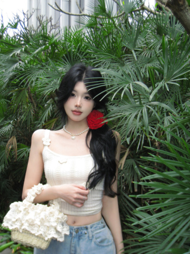 Actual shot~Milk scent trap design niche flower knitted camisole