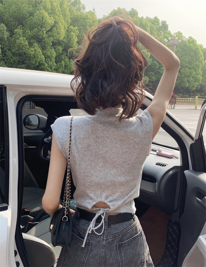 Actual shot of elegant strappy short-sleeved sweater, feminine hollow half-high collar short design niche top