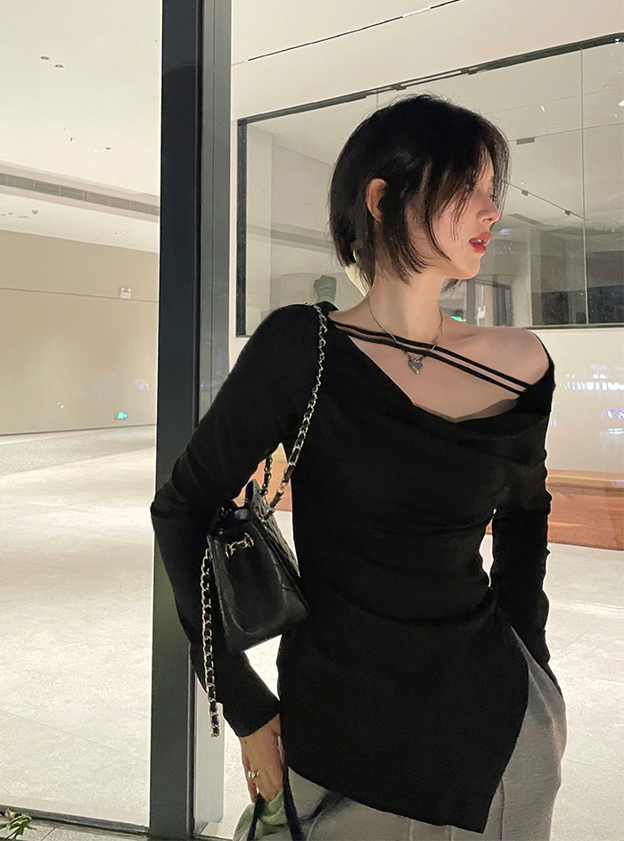Real shot of pleated long-sleeved T-shirt with slanted shoulders and wide collar design