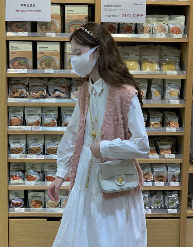 Real shot of age-reducing loose long shirt dress