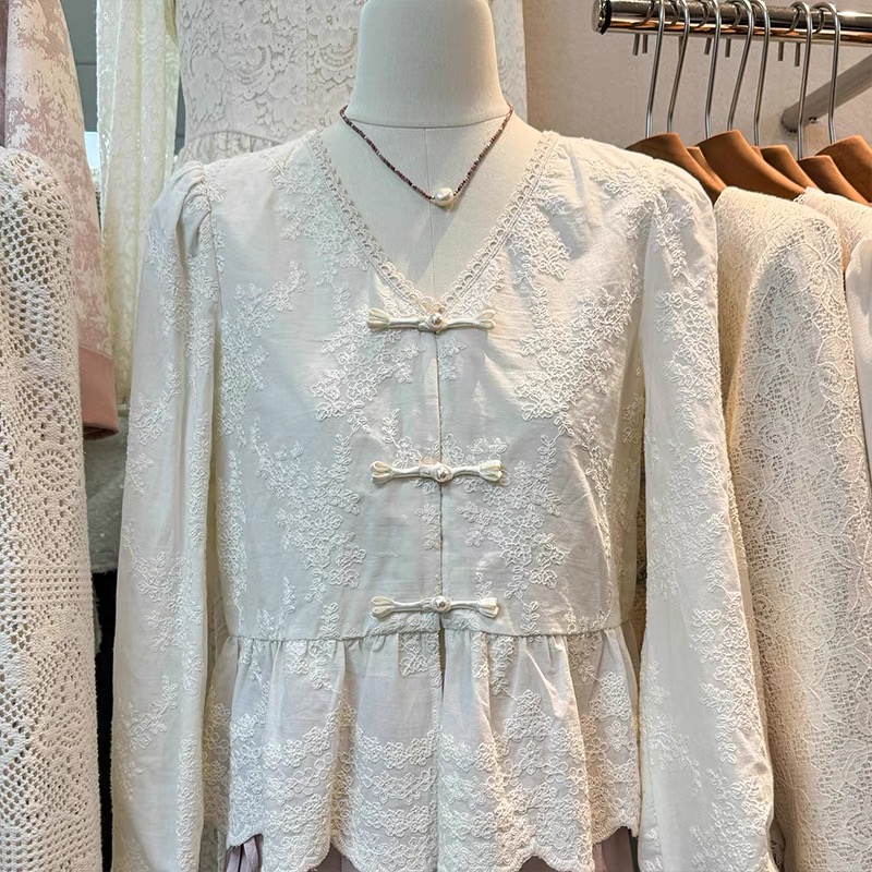 十三行春裝新中式國風V領盤扣泡泡袖寬鬆刺繡休閒杏色襯衫上衣女
