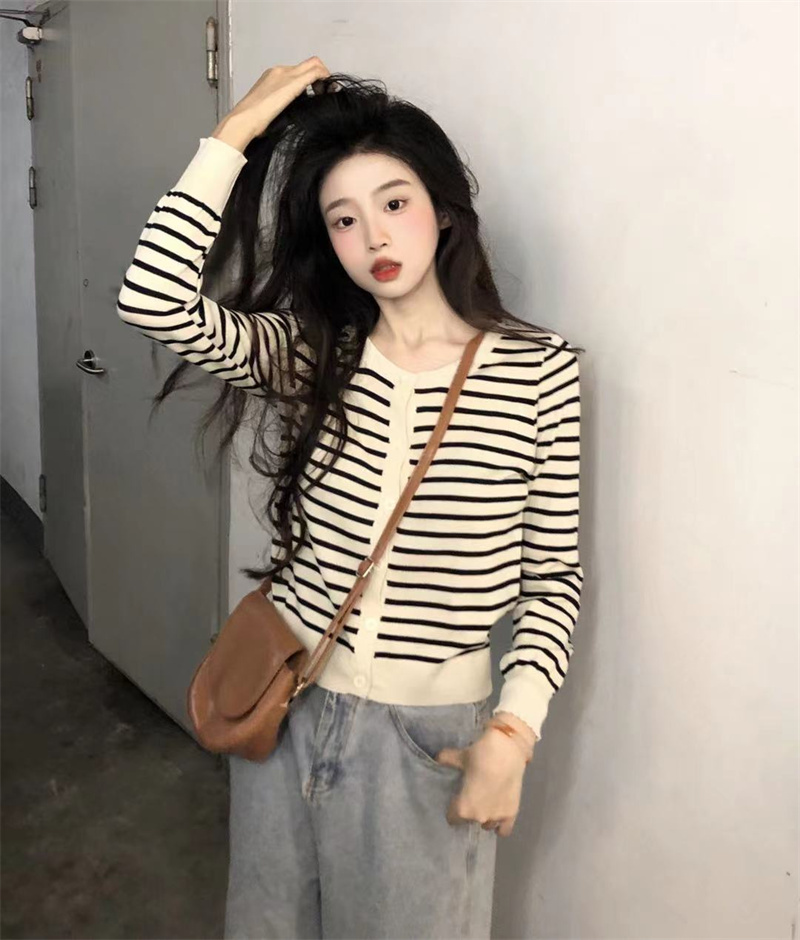Real shots of a large number of sweet, spicy and pure desires to make you look slimmer and versatile striped knitted cardigans for hot girls to wear outside.