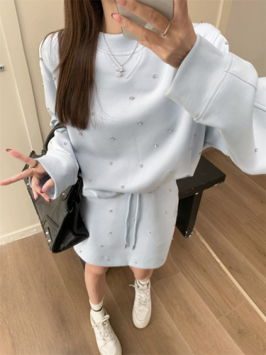 Real shot of casual sports suit, heavy-duty beaded sweatshirt for women, small high-waisted skirt, short skirt, two-piece set
