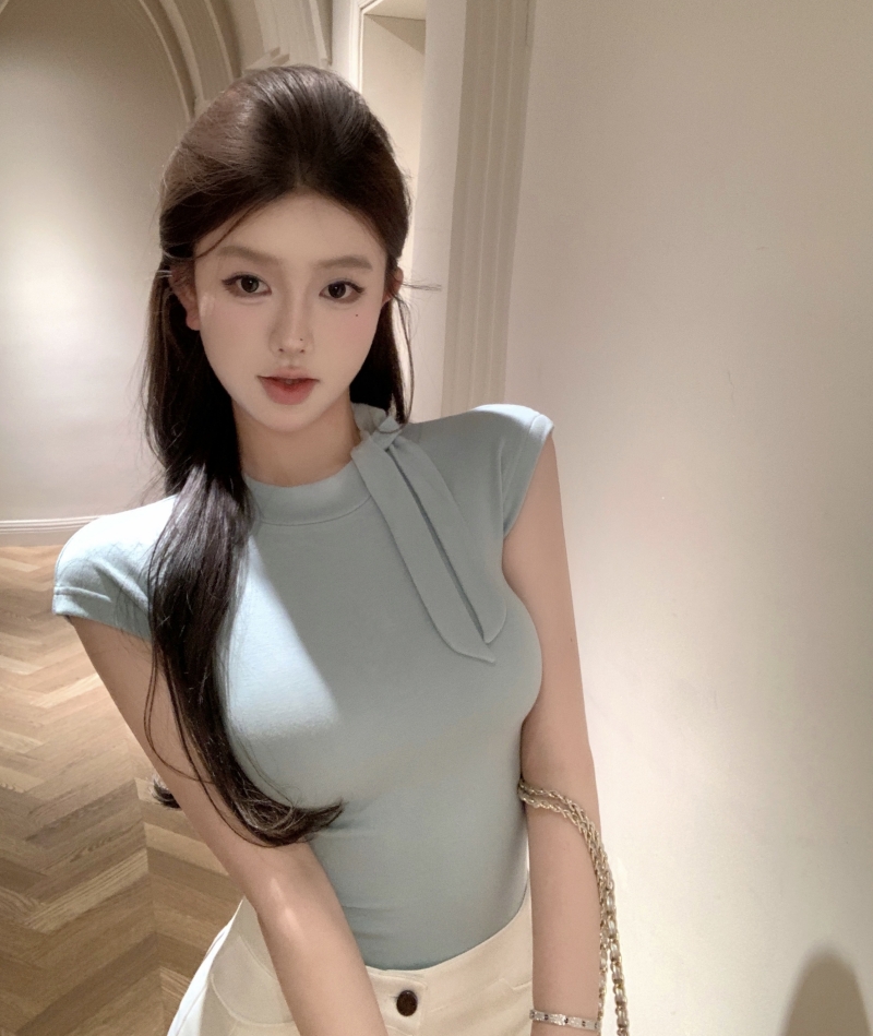 Actual shot of scarf collar short-sleeved T-shirt, feminine, fashionable and versatile, breast-revealing and slim-fitting top