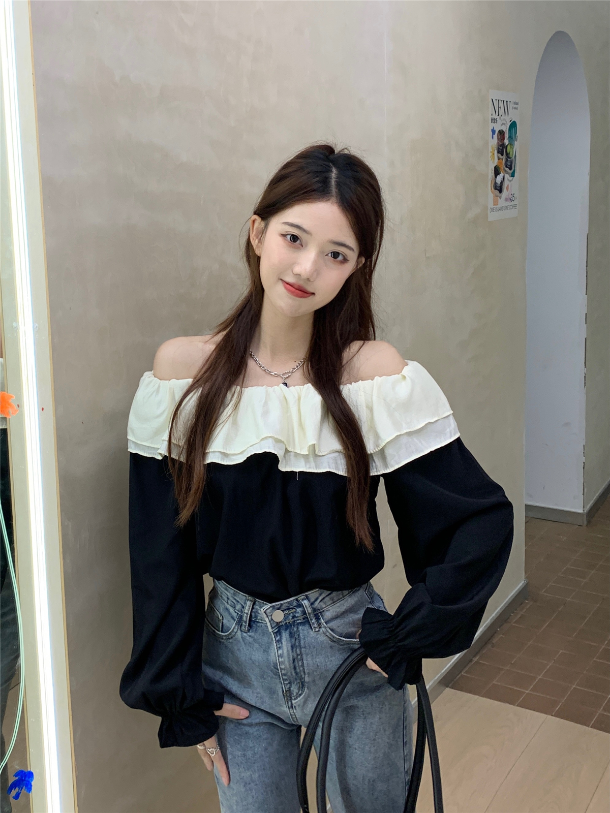 Actual shot of one-shoulder blouse for women with ruffled flounce, French super fairy sweet and spicy off-shoulder chiffon blouse for women