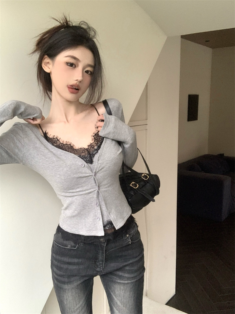 Real shot of slim and sexy thin cardigan, low-cut lace suspenders, women's fashion two-piece set
