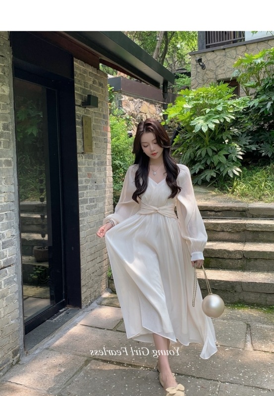 2024年夏季新款法式杏色連衣裙女赫本風氣質收腰顯瘦v領高腰