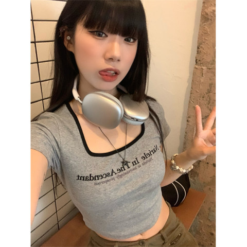 緊身甜辣灰色方領T恤女裝2024夏季辣妹修身顯瘦
