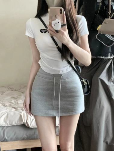 White short-sleeved t-shirt, hip-hugging short skirt, pure and sexy sweet hottie two-piece suit for little people