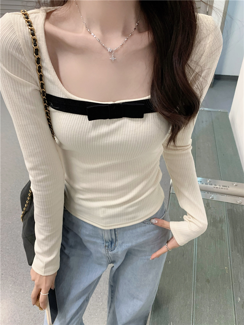 Real shot of a pure and sweet girl wearing a square-neck short top with a bow knot to show off her figure and wear a T-shirt underneath