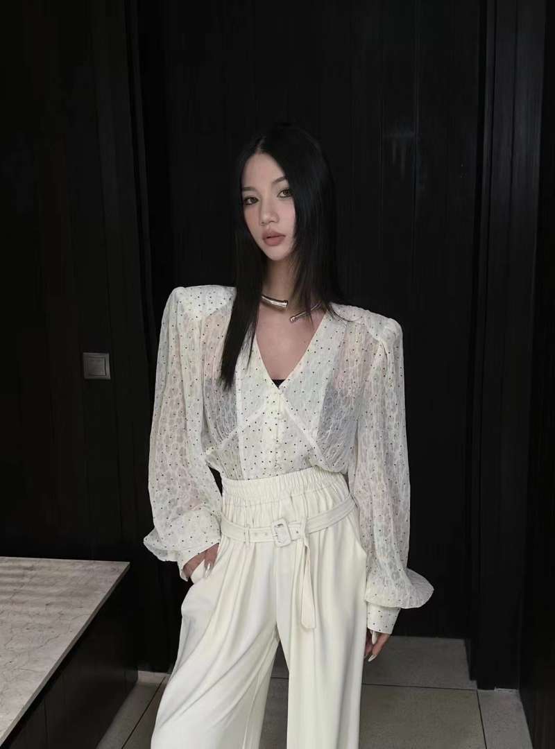 十三行春裝女2024新款法式V領圓點微透襯衫時尚氣質薄款墊肩上衣