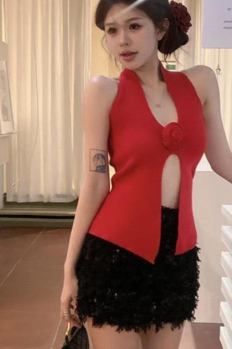 Real shot of hot girl's red three-dimensional flower halter neck halter top and low-cut camisole