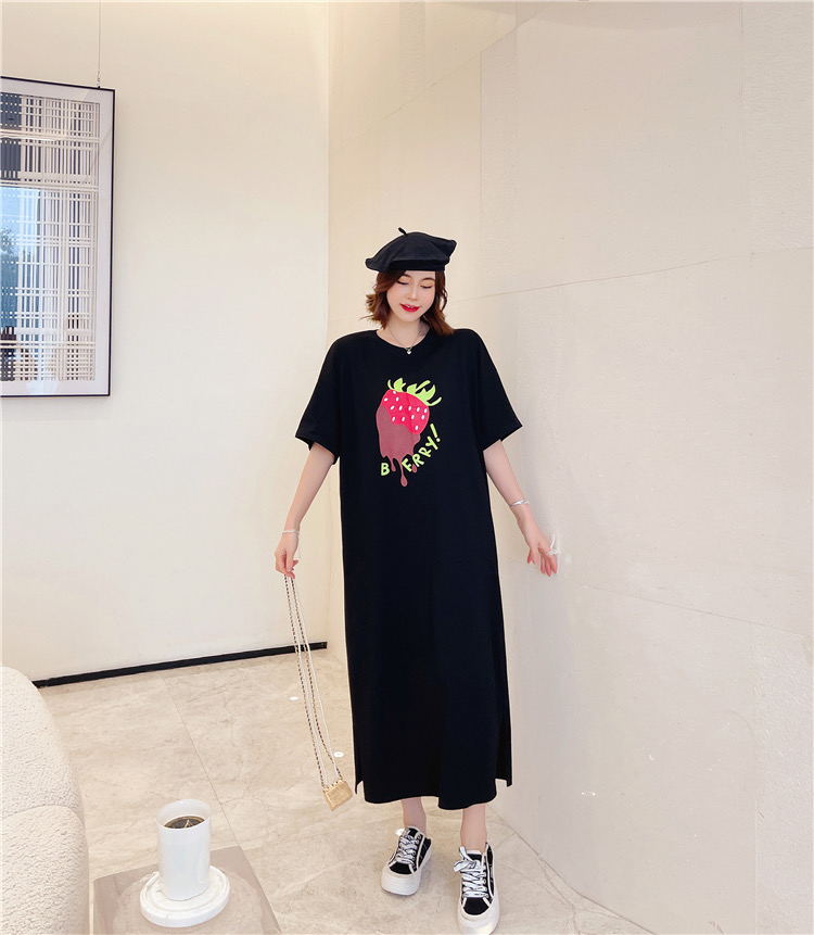 仿棉牛奶絲# 新款大版草莓印花T恤連衣裙女寬鬆顯瘦MM短袖裙子