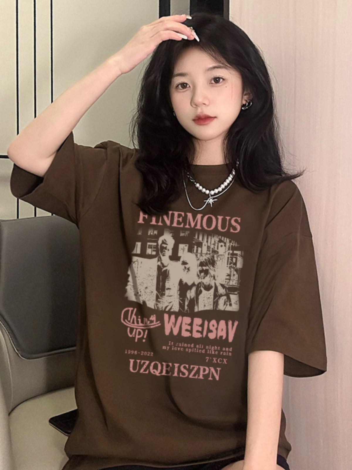 Dropped shoulders, loose fit, 200g combed cotton, back-hemmed short-sleeved T-shirt with print