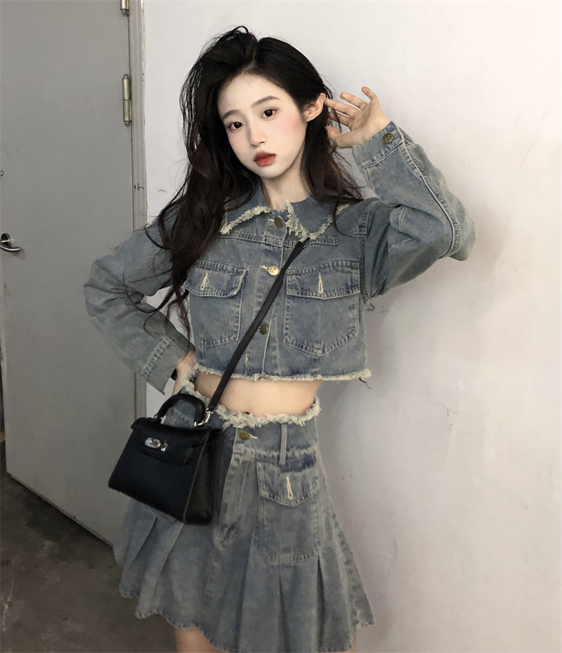 Real shot of retro hot girl fashion suit, female design denim jacket + hip-covering skirt two-piece set