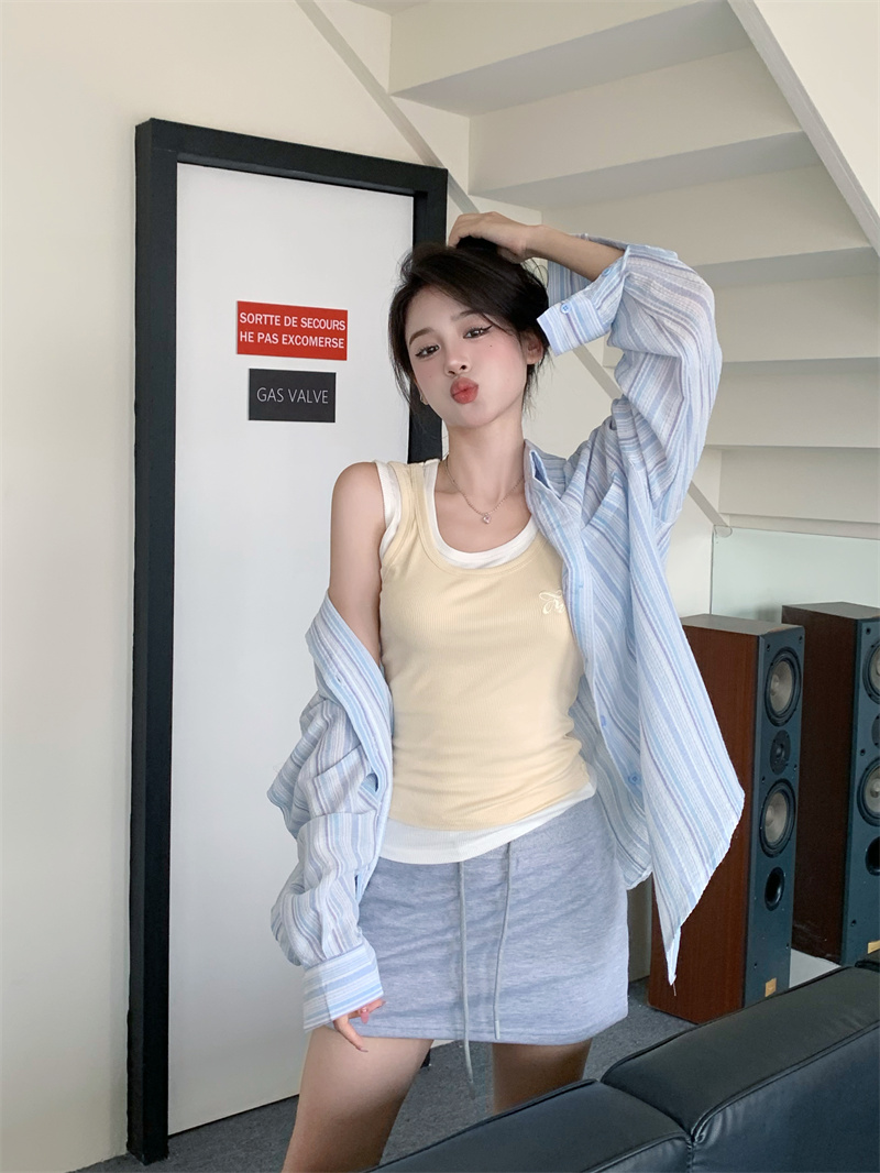 Real shot of thin sunscreen shirt for women + fake two-piece loose sports suspenders + A-line sports skirt suit