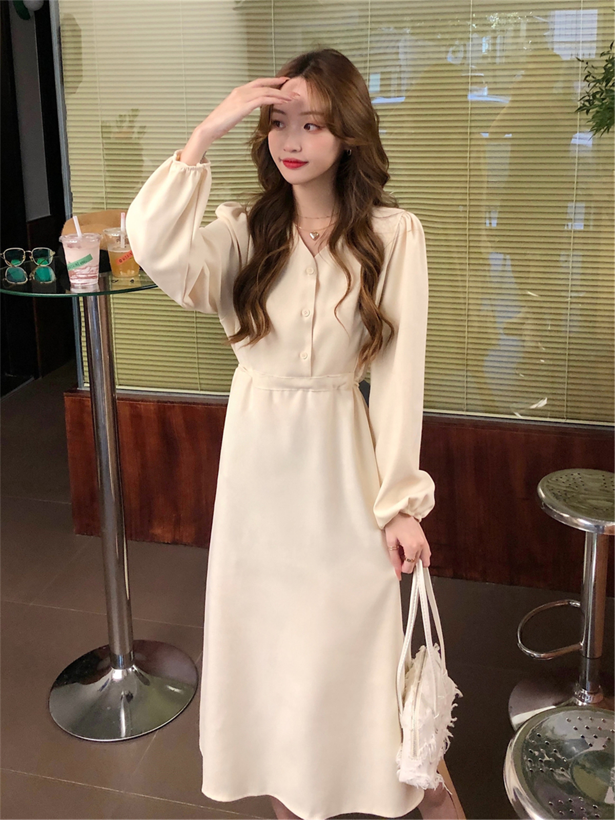 Actual shot of the new spring style goddess-like temperament V-neck loose dress with a sense of design and mid-length skirt for small people