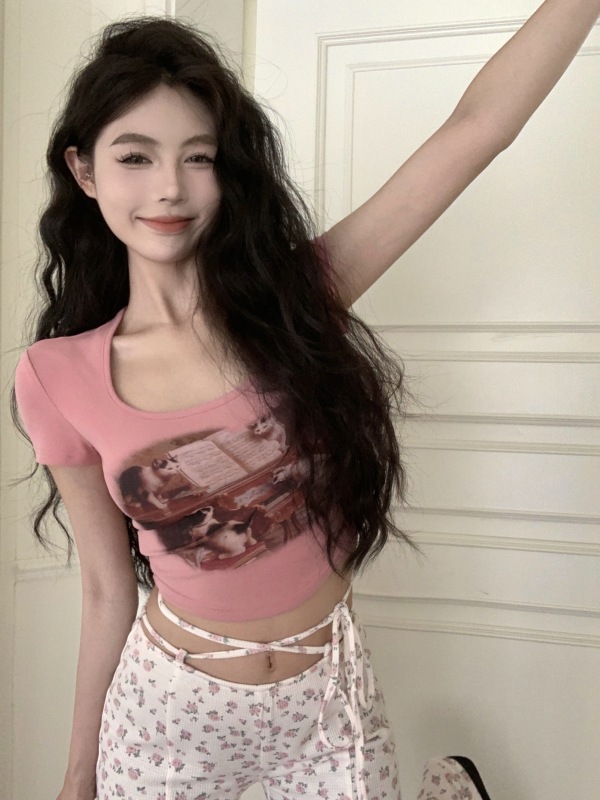 Actual shot of simple and versatile printed slim-fit stretch and versatile T-shirt top