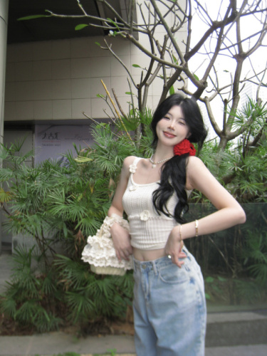 Actual shot~Milk scent trap design niche flower knitted camisole