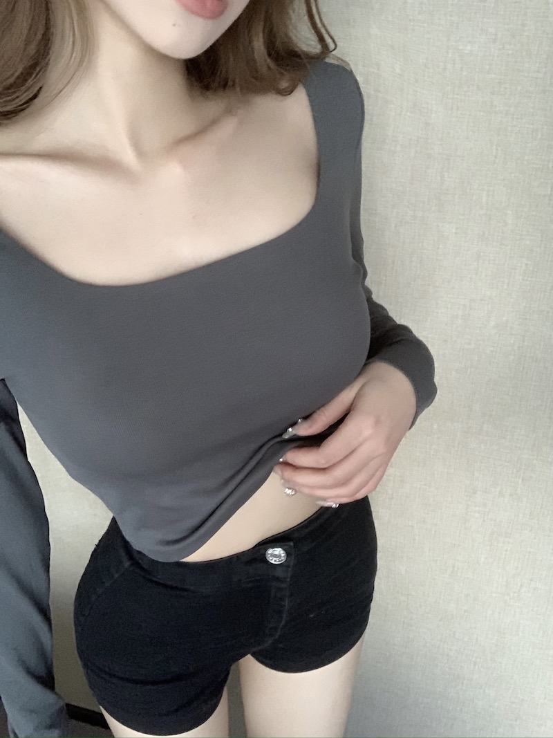Actual shot of a sweet, chest-revealing design, square-neck long-sleeved top, bottoming shirt, T-shirt