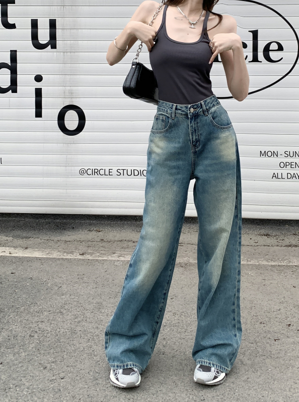 Actual shot of loose, wide-leg, slimming, straight-leg, versatile jeans