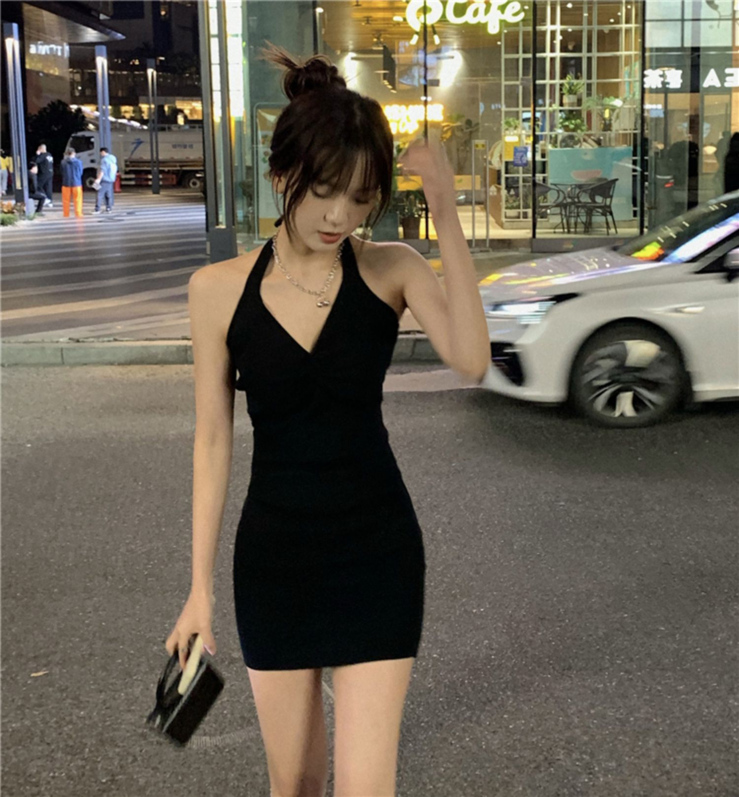 黑色辣妹性感掛脖吊帶2024夏季包臀連衣裙顯瘦小眾設計感v領新款